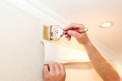 Pose de papier peint à Lescouët-Gouarec — revêtements muraux et toiles de verre